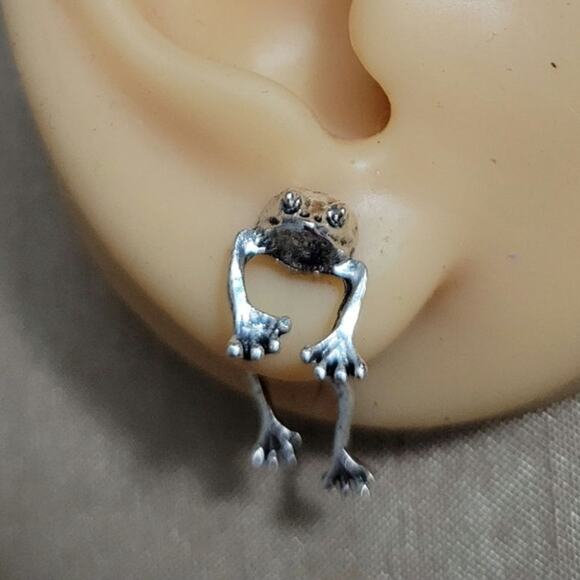 Adorable frog through ear illusion earrings - Picture 1 of 3